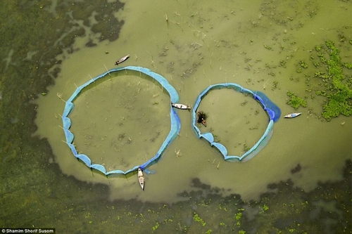 Những ngư dân quây lưới đánh cá tại một vùng ngoại ô ở Bangladesh.
