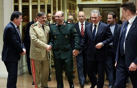 Bộ trưởng Quốc phòng Iran Hossein Dehghan (ở giữa) cùng hai người đồng cấp Nga và Syria