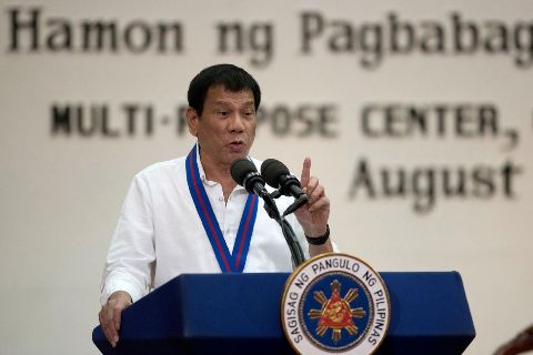 Tổng thống Philippines bất ngờ cách chức hàng ngàn quan chức chính phủ