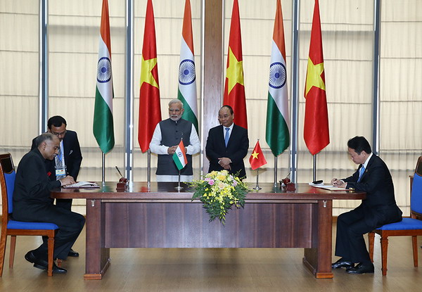 Bộ trưởng Bộ TN&MT Trần Hồng Hà ký kết với Đại sứ Ấn Độ văn kiện MOU khung về hợp tác trong việc khai thác sử dụng vũ trụ cho mục đích hòa bình giữa 2 Chính phủ