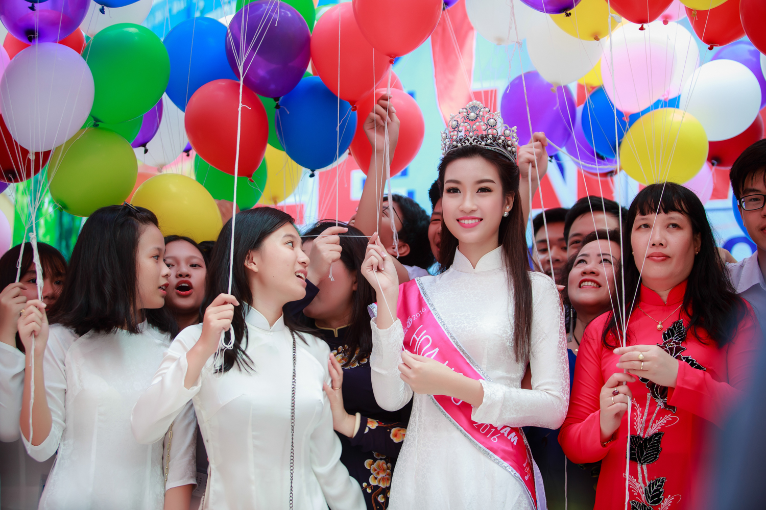 Tân Hoa hậu Việt Nam mừng khai giảng tại trường cũ