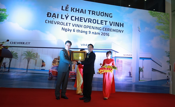 Ông Sumito Ishii, Tổng Giám đốc GM Việt Nam trao chứng nhận cho Giám đốc Đại lý Chevrolet Vinh.