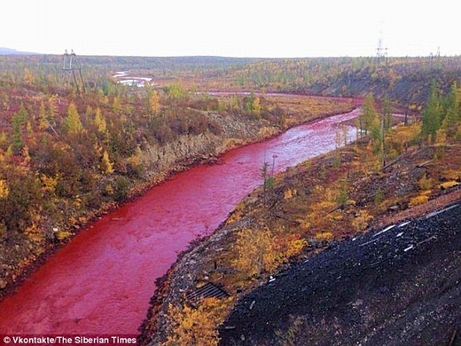 Màu đỏ ghê rợn của con sông