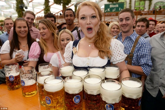 Những nữ phục vụ xinh đẹp trên tay cả chục cốc bia là hình ảnh thường thấy tại lễ hội