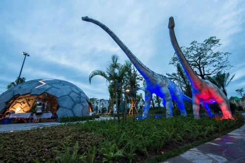 Hai “người bạn khổng lồ” Apatosaurus đã sẵn sàng đón “du khách tí hon” trong loạt sự kiện đón Trung Thu tại khu đô thị Vinhomes Riverside