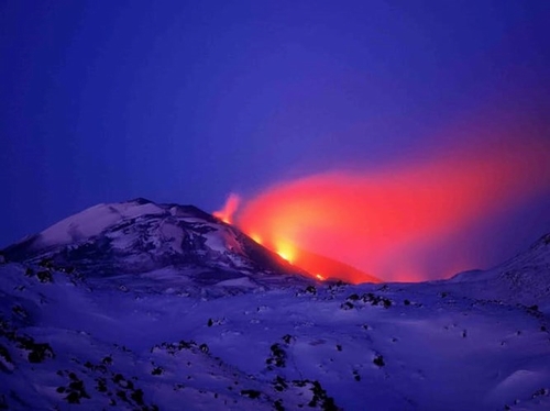 Hekla là một trong những núi lửa hoạt động mạnh nhất ở Iceland. Lần đầu phun trào năm 1104, núi lửa Hekla mệnh danh là “Đường xuống địa ngục