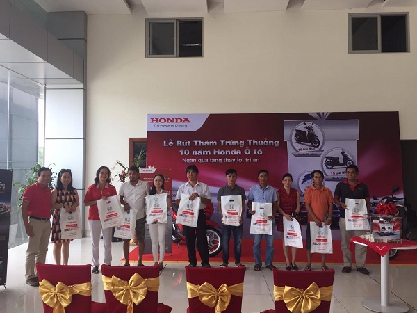 Honda Việt Nam trao giải cho khách hàng may mắn
