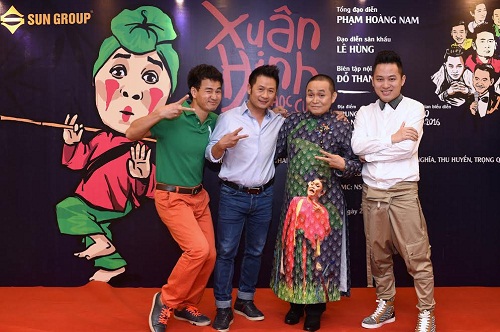 Nghệ sỹ Xuân Hinh, nghệ sỹ Xuân Bắc, ca sỹ Bằng Kiều và ca sỹ Tùng Dương cùng vui vẻ tạo dáng chụp hình.