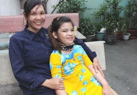 Sau nhiều năm kiên trì chạy chữa, đây là lần đầu tiên ông bà Nguyễn Phước Bảo Tài thực sự có hy vọng chữa được bệnh bại não cho con.