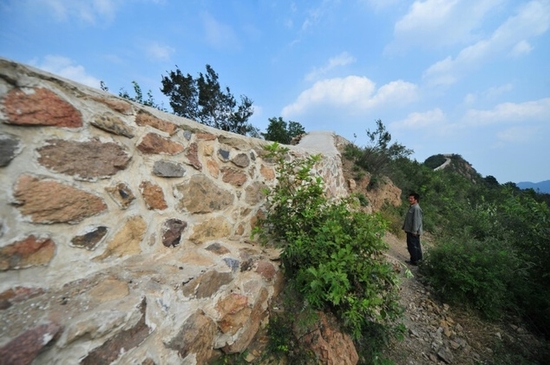 Bức tường xi măng được dựng lên thay vì sửa chữa đoạn tường xuống cấp