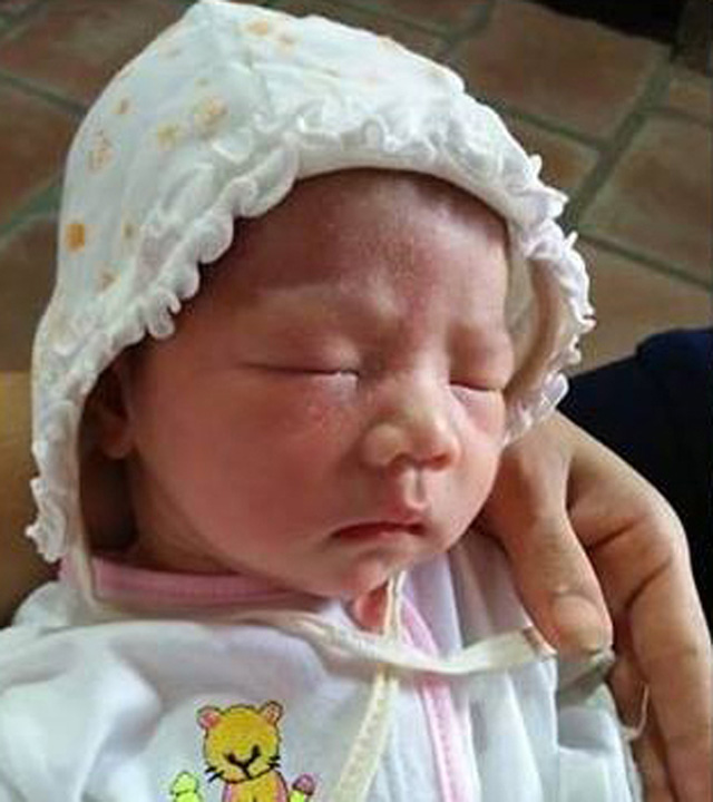 Hà Nội: Bé sơ sinh bị bỏ rơi kèm phong bì tiền