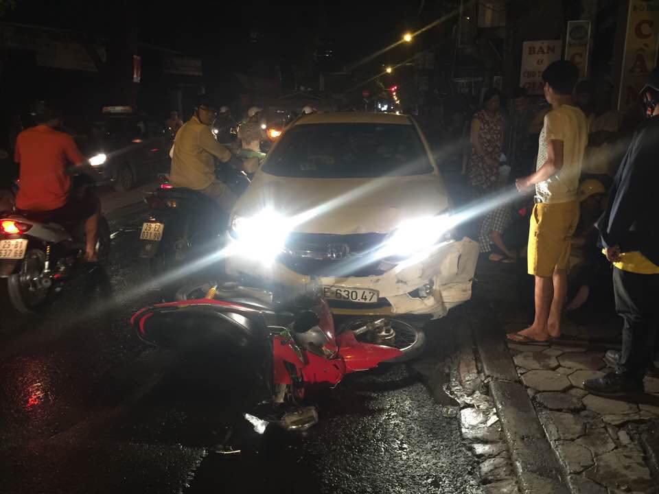Chiếc ô tô đâm nhiều xe máy trên đường Đê La Thành làm nhiều người bị thương nặng