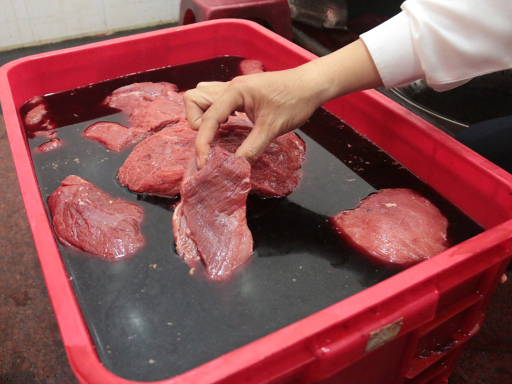 Hà Nội tổng kiểm tra chợ bán thịt bò giả