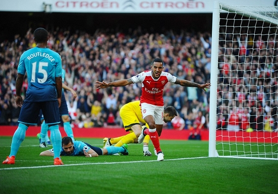 Walcott lập cú đúp bàn thắng cho Arsenal