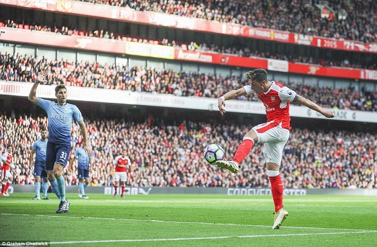Ozil tái lập khoảng cách 2 bàn cho Arsenal