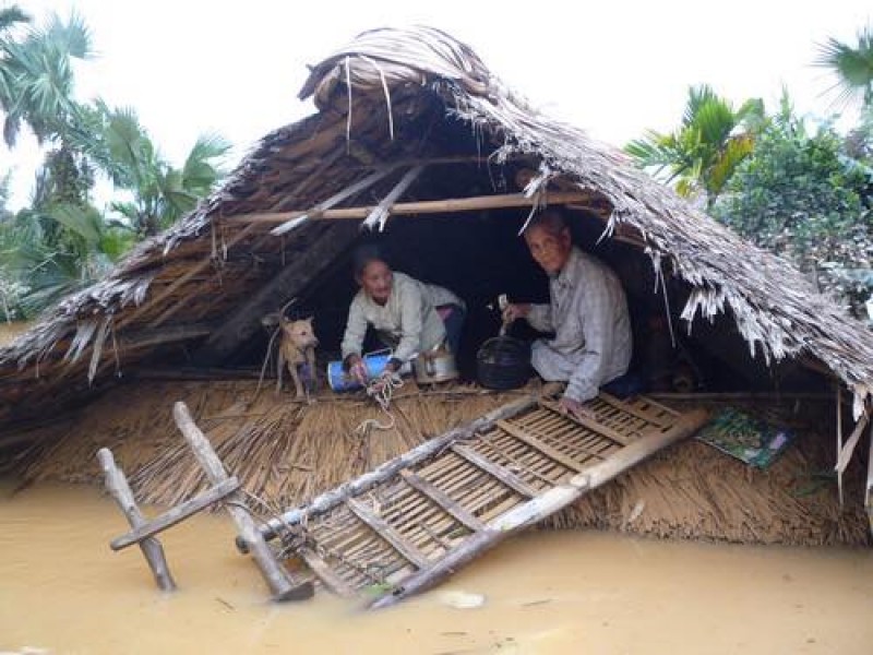 Người dân chui lên nóc nhà trong cơn lũ ở miền Trung