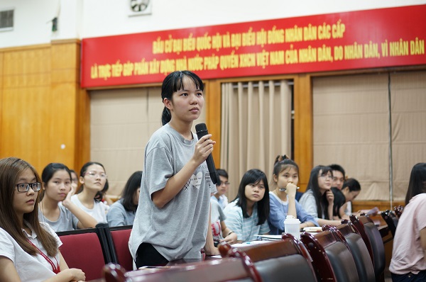 Sinh viên ĐH Ngoại Thương đặt câu hỏi cho đại diện Lotte