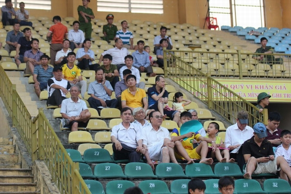 Nhiều sân bóng V-League khá thưa khán giả.