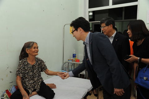 Đại diện của LG Việt Nam thăm hỏi người bệnh tại Hưng Yên.