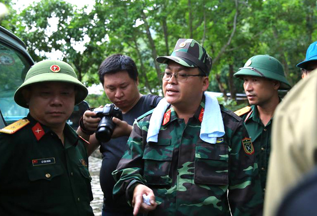 Thượng tá Trần Văn Cư (đeo kính) chỉ đạo công tác cứu hộ, cứu nạn.