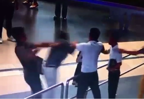 Hình ảnh cắt ra từ clip cho thấy nữ nhân viên hàng không bị hai người đàn ông hành hung