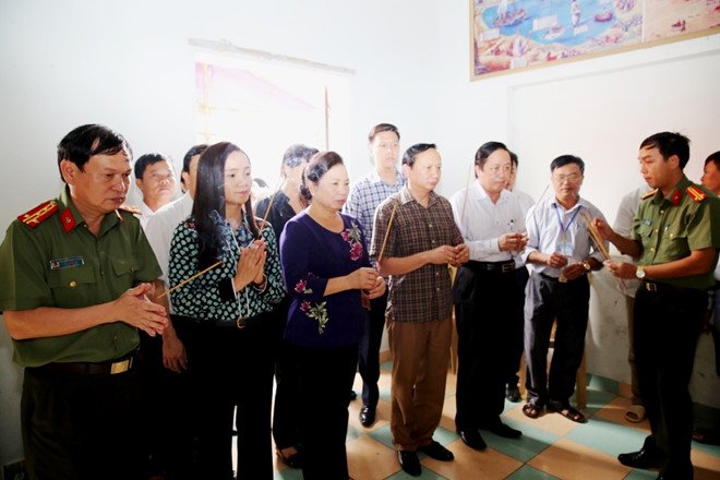 Phu Nhân Chủ tịch nước Trần Đại Quang thăm gia đình cháu bé bị lũ cuốn trôi tại xã Hưng Trung, huyện Hưng Nguyên