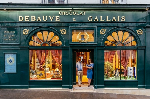 Bernard Poussin (trái) và Diane Junique đứng trước cửa hàng sô cô la 200 tuổi của họ. Cửa hàng nổi tiếng ở Paris này đã đón tiếp không biết bao nhiều lượt du khách.