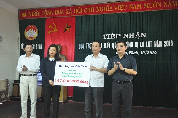 Đại diện TMV trao quà cho UB MTTQ Quảng Bình