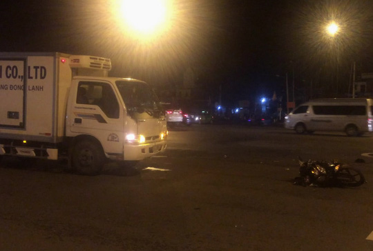 Xe tải đâm văng xe máy trên đường Phạm Văn Đồng giữa đêm