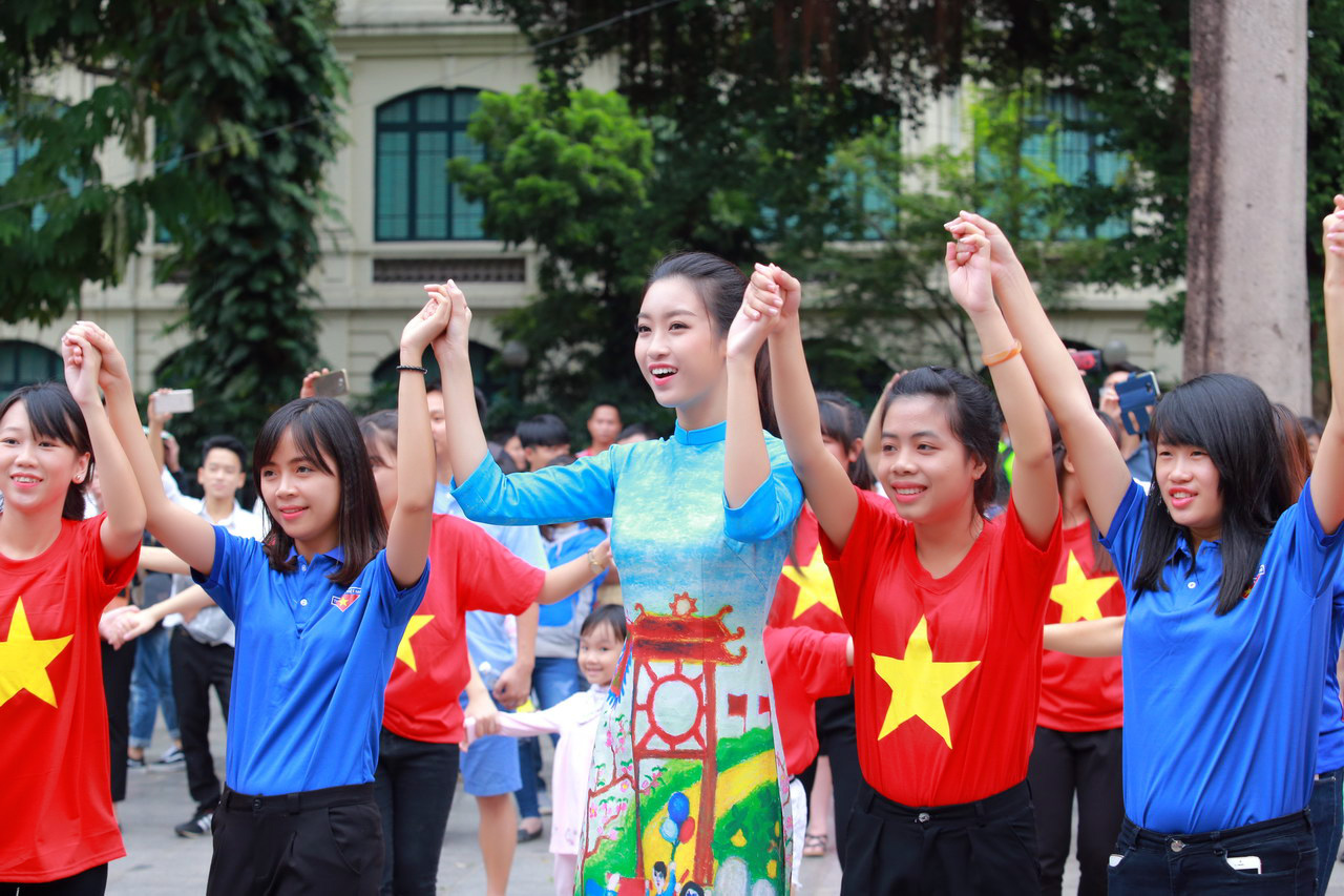 Dàn Hoa hậu, Á hậu cùng nhảy flashmob gây 'náo loạn' Hồ Gươm