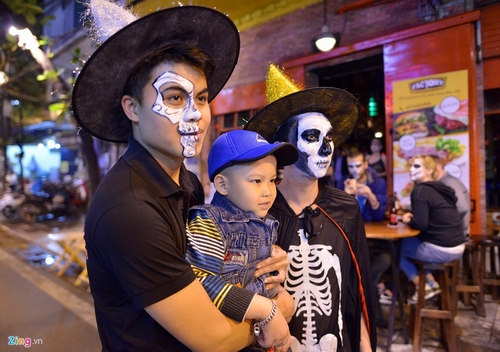 Một số nhà hàng cũng cho nhân viên ăn mặc tạo không khí Halloween thu hút khách.