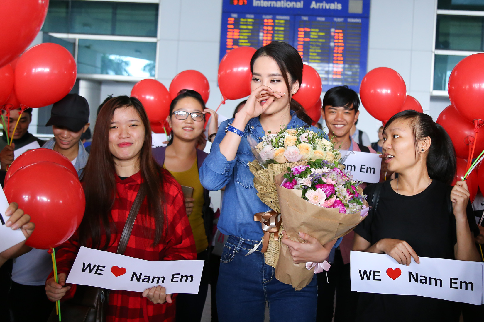 Các fan hâm mộ đã hô rất to, “Nam Em - Việt Nam” như nhắc lại phần giới thiệu của cô tại cuộc thi. Nhiều khách có mặt tại sân bay nhanh chóng nhận ra người đẹp và xin chụp ảnh liên tục.