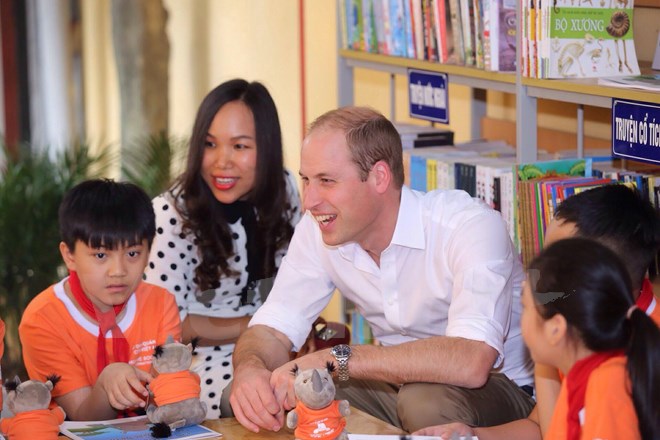 Hoàng tử Anh William thăm cửa hàng Đông y trên phố cổ Hà Nội