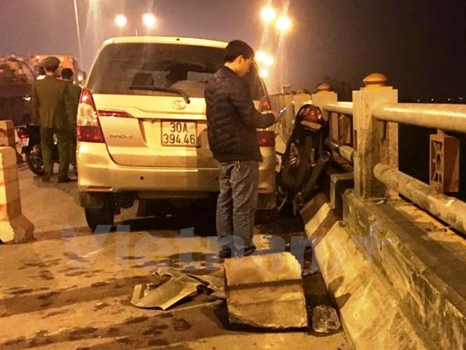 Bị ôtô húc văng khỏi cầu Thanh Trì, nam sinh viên tử vong