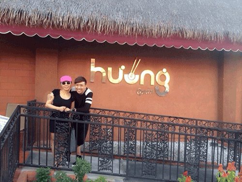 Trấn Thành thích thú chia sẻ về quán ăn trên đất Mỹ của Việt Hương