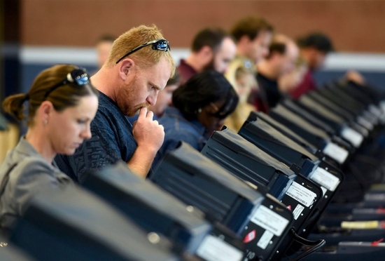 Bầu không khí căng thẳng ngay từ khi vận động tới lúc người dân đi bỏ phiếu