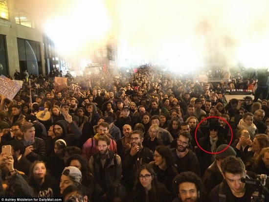 Nữ ca sỹ nổi tiếng người Mỹ Cher (khoanh đỏ) cũng hòa vào người biểu tình