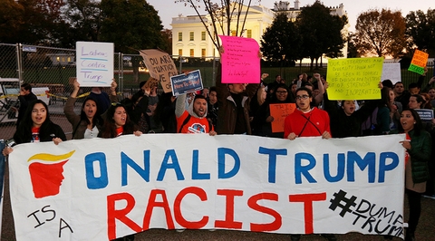 Hình ảnh một cuộc biểu tình phản đối Tổng thống đắc cử Donald Trump.