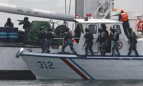 Hải quân Philippines trong một cuộc tuần tra chống hải tặc. Ảnh: vesselfinder.com