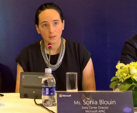 Bà Sonia Blouin, Giám đốc Trung tâm khai thác dữ liệu, Microsoft châu Á Thái Bình Dương chia sẻ thông tin với phóng viên.