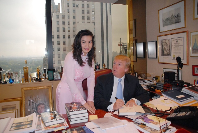 Hoa hậu Kim Hồng chụp ảnh kỉ niệm với ông Donald Trump. Ảnh nhân vật cung cấp