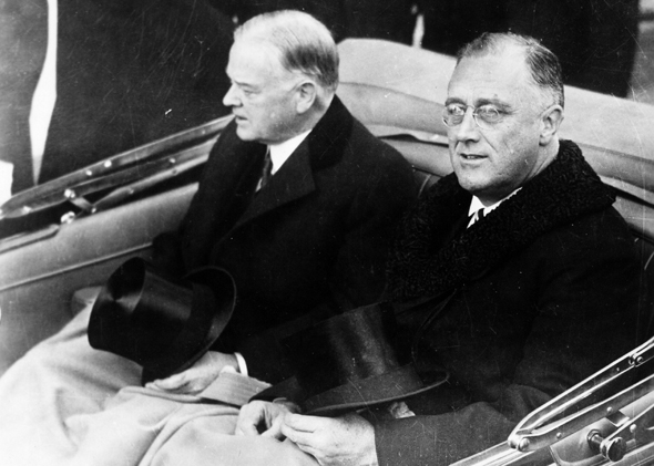 Tổng thống Franklin Roosevelt (phải) đã ngồi cùng xe với người tiền nhiệm Herbert Hoover tới nơi tổ chức lễ tuyên thệ nhậm chức của ông vào tháng 3/1933 nhưng cả hai gần như im lặng (Ảnh: Slate)