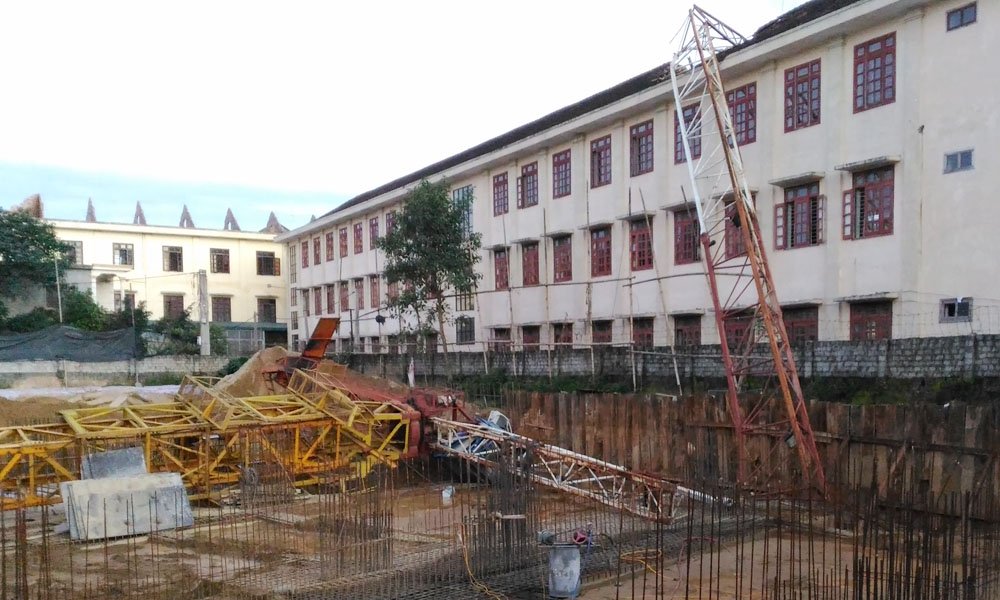 Hiện trường công trình chung cư đang xây dựng và trường học bị hư hỏng