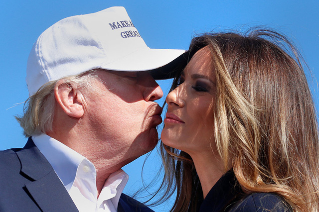 Tỷ phú Donald Trump hôn vợ, bà Melania Trump, trong một cuộc vận động tranh cử ở Wilmington, North Carolina, Mỹ hồi đầu tháng 11. (Ảnh: Reuters)