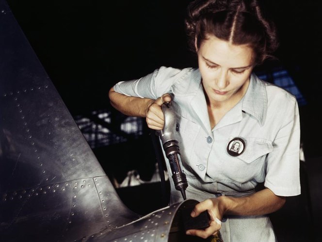 Sốc: Phụ nữ chế tạo máy bay chiến đấu Mỹ