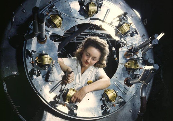 Một người phụ nữ đang thực hiện việc lắp ráp bộ phận Motor động cơ của chiếc máy bay ném bom B-25. Ảnh: Theatlantic.