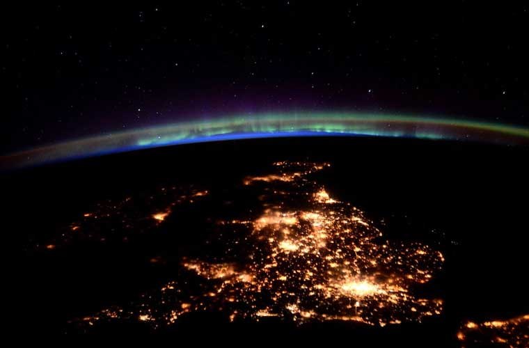 Du hành gia Peake chụp được lúc các dải cực quang xoẹt qua bầu trời Scotland. Ảnh BI