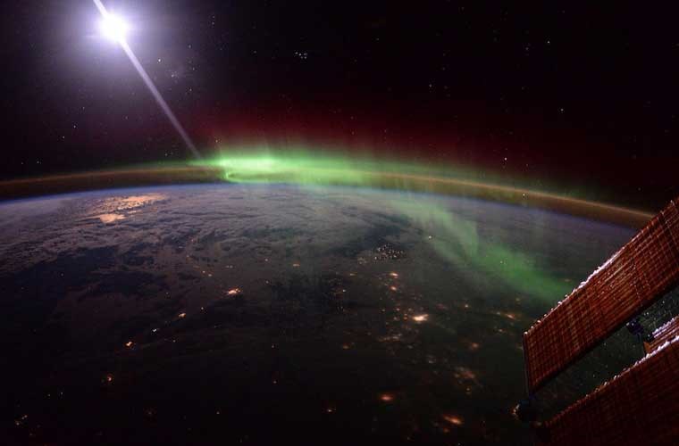 Trở về Trái đất vào tháng 6/2016 sau 6 tháng làm việc ở Trạm Không gian Quốc tế (ISC), nhà du hành vũ trụ Tim Peake đã tập hợp 150 bức ảnh chụp Trái đất từ ISC vào bộ sách ảnh mang tên “Xin chào, đó có phải là Trái đất không?”. Ảnh: Cực quang dải khắp Canada nhìn từ ISC. Ảnh BI