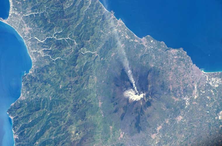 Núi lửa phun trào khói trên núi Etna, đảo Sicily, Italy. Ảnh BI