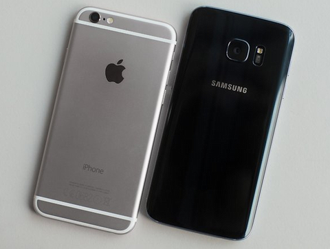 Samsung Galaxy S7 trở thành iPhone killer. Thiết kế phần cứng của mô hình này không thể chê được và mức giá tương đương với sản phẩm của Apple. Với máy quét dấu vân tay, khung nhôm, Samsung cung cấp các tính năng cạnh tranh với các sản phẩm thế hệ mới nhất của Apple. Samsung Galaxy S7 hiện là mô hình cao cấp thay thế tốt nhất của iPhone 7, niêm yết giá 550 euro (hoặc ít hơn một chút) đối với phiên bản 32GB.